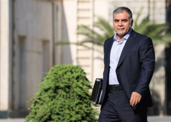 وزیر نفت در اهواز : ما تالاب را خشکاندیم / ما مردم خوزستان را اذیت کردیم / نیروهای بومی در استخدام‌ها در اولویت باشند / پزشکیان: همه بودجه مسئولیت های اجتماعی شرکت نفت در خوزستان هزینه خواهد شد