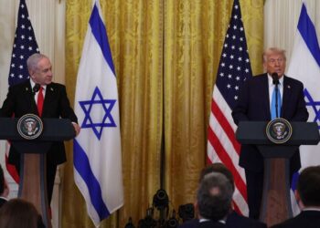 ترامپ دست روی غزه هم گذاشت: فلسطینی ها را بیرون می کنیم و منطقه ای توسعه یافته برای مردم جهان می سازیم