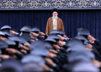 فرمانده کل قوا در دیدار جمعی از فرماندهان نیروی هوایی و پدافند هوایی ارتش: مذاکره با آمریکا هیچ مشکلی را حل نخواهد کرد