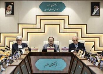 عارف: بنزین برای دولت نیم دلار تمام می شود اما ۱۵۰۰ تومان می‌فروشیم