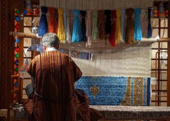 فروش فرش‌های هند و پاکستان به‌نام فرش ایرانی در بازارهای جهانی؛ کاهش ۹۰ درصدی صادرات فرش ایران/ ربات‌ها چه بلایی سر هنر اصیل آوردند؟