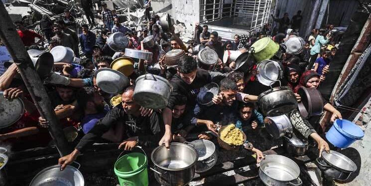 صف غذا در غزه (+عکس) / یک کاسه سوپ بعد از ساعت ها انتظار