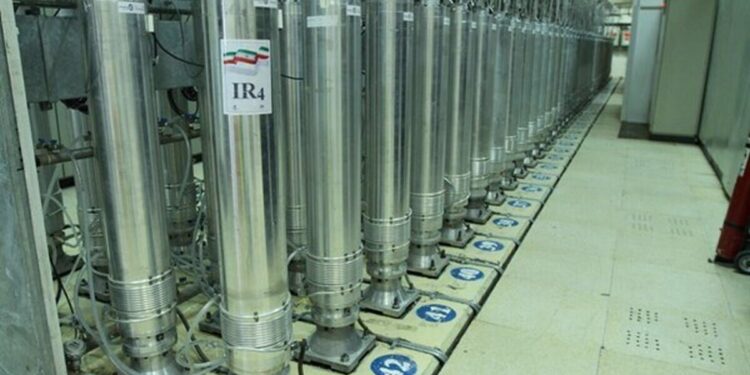 بلومبرگ مدعی شد: ایران آماده است سطح غنی سازی را تا آستانه غیرنظامی کاهش دهد