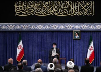 رهبر انقلاب در دیدار رئیس و مسئولان عالی قوه قضائیه: مسئولان باید با قوت و روحیه کامل به کار خود ادامه دهند