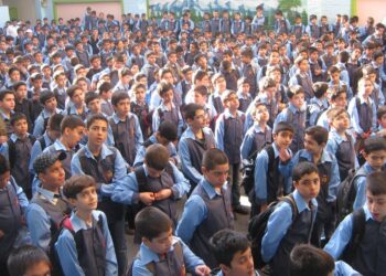 پایان سال تحصیلی و آغاز یک بازار خاموش؛ روپوش‌هایی که فقر را فریاد می‌زنند/ داستانی از فقری پنهان در آگهی‌ها