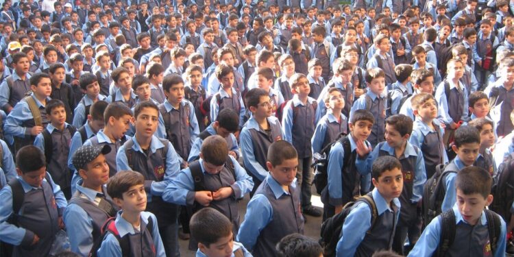 پایان سال تحصیلی و آغاز یک بازار خاموش؛ روپوشهایی که فقر را فریاد میزنند/ داستانی از فقری پنهان در آگهیها