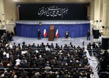 رهبری: باید از رئیس جمهور پرکار و پرتلاش حمایت شود / طراحی دشمن شکستن اتحاد است /در جمع ابلهان اروپایی برای جایگزینی جمهوری اسلامی، یک ایرانی هم بود، خاک بر سرش