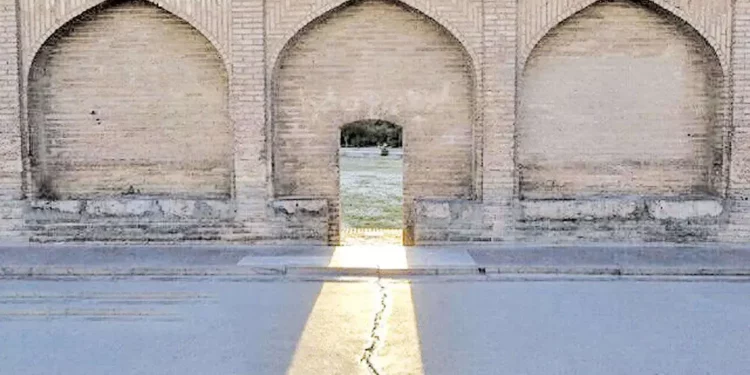 اصفهان زیر پای ۱.۲۴ میلیون نفر در حال ریزش/ فرونشست زمین، بمب ساعتی خاموش