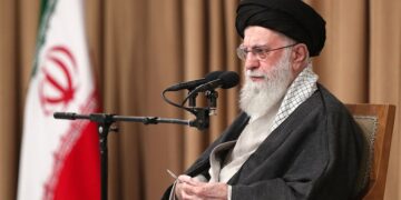 مقام معظم رهبری: مذاکره با آمریکا هیچ سودی برای ما ندارد/ تسلیم فشار نشدیم و نخواهیم شد/ بنا نداریم از سلاح هسته‌ای استفاده کنیم اما غنی‌سازی را داریم