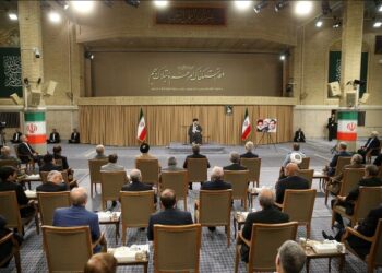 مقام معظم رهبری در دیدار رئیس جمهوری و وزیران : روحیه کار و تلاش را بر حالت نه جنگ و نه صلح غلبه بدهیم / مسئولان راوی قدرت و قوت و امکانات کشور باشند و نه راوی ضعف‌ها / صاحبان قلم و بیان نقاط قوت را بیان کنند