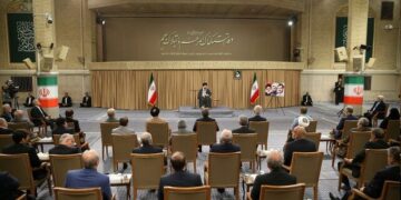 مقام معظم رهبری در دیدار رئیس جمهوری و وزیران : روحیه کار و تلاش را بر حالت نه جنگ و نه صلح غلبه بدهیم / مسئولان راوی قدرت و قوت و امکانات کشور باشند و نه راوی ضعف‌ها / صاحبان قلم و بیان نقاط قوت را بیان کنند