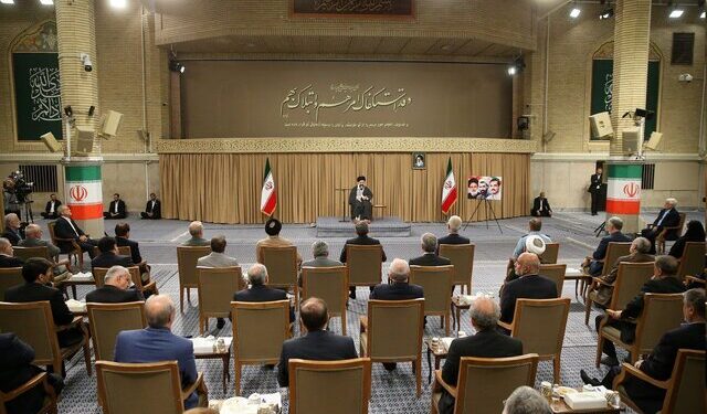 مقام معظم رهبری در دیدار رئیس جمهوری و وزیران : روحیه کار و تلاش را بر حالت نه جنگ و نه صلح غلبه بدهیم / مسئولان راوی قدرت و قوت و امکانات کشور باشند و نه راوی ضعف‌ها / صاحبان قلم و بیان نقاط قوت را بیان کنند