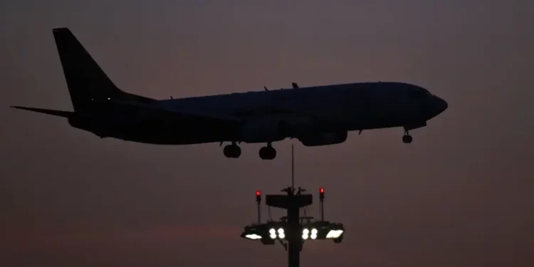 اخراج 100 مهاجر ایرانی از آمریکا با پرواز ویژه / با توافق دولت ایران انجام می شود