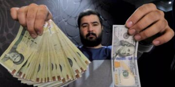 اجبار مسافران خارجی به ارزان فروشی دلار ؛ چرا؟
