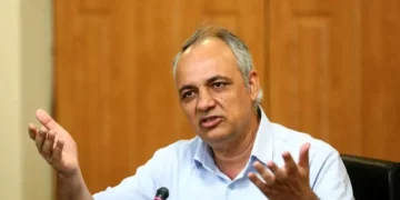زیدآبادی: سران قوا تصور نکنند جای محکمی نشسته‌اند