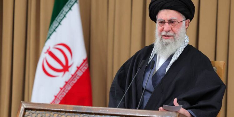 مقام معظم رهبری: شایعات درباره ارسال با واسطه پیغام از طرف ایران به آمریکا دروغ محض است/ آمریکا شایسته ارتباط و همکاری با جمهوری اسلامی نیست/ دولت در حال انجام کارهای مهمی است