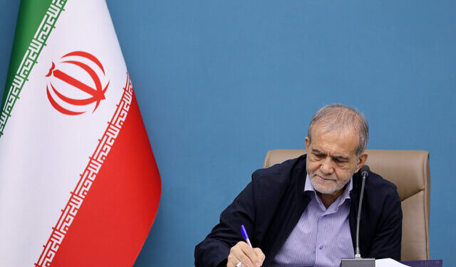 پزشکیان: خط قرمز من برای اجرای طرح پزشک خانواده، پرهیز از افزایش پرداخت از جیب مردم است