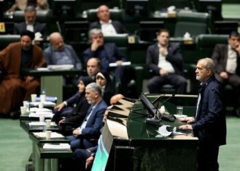 پزشکیان در مجلس: مجلس در تصویب بودجه‌ به فکر معیشت جامعه باشد/حق نداریم برای مردم قیافه بگیریم/هرکس نمی‌خواهد خدمت کند از دولت برود