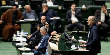 پزشکیان در مجلس: مجلس در تصویب بودجه‌ به فکر معیشت جامعه باشد/حق نداریم برای مردم قیافه بگیریم/هرکس نمی‌خواهد خدمت کند از دولت برود