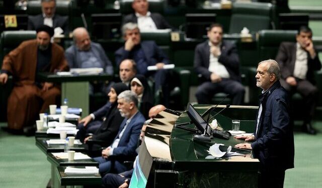 پزشکیان در مجلس: مجلس در تصویب بودجه‌ به فکر معیشت جامعه باشد/حق نداریم برای مردم قیافه بگیریم/هرکس نمی‌خواهد خدمت کند از دولت برود