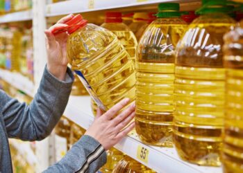 روغن نایاب شد، اگر هم باشد دانه‌ای با دو برابر قیمت به فروش می‌رسد/ از این تاریخ روغن با قیمت‌های جدید به بازار می‌آید