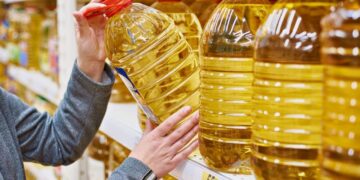 روغن نایاب شد، اگر هم باشد دانه‌ای با دو برابر قیمت به فروش می‌رسد/ از این تاریخ روغن با قیمت‌های جدید به بازار می‌آید