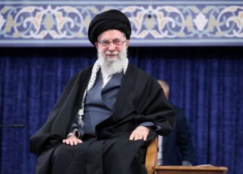 پاسخ رهبر انقلاب به تهدیدهای رئیس‌جمهور آمریکا:خطرناک‌تر از ناو، سلاحی است که می‌تواند ناو را به قعر دریا فرو ببرد