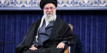 پاسخ رهبر انقلاب به تهدیدهای رئیس‌جمهور آمریکا:خطرناک‌تر از ناو، سلاحی است که می‌تواند ناو را به قعر دریا فرو ببرد
