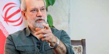 سفر علی لاریجانی به عمان یعنی حاکمیت به تصمیم رسیده است؟