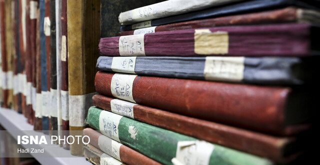 کتاب‌های یک صفحه‌ای در متروی تهران