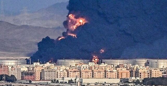رویترز: انصارالله انبار نفت آرامکو در جده را هدف قرار داد/ حملات ائتلاف سعودی به صنعا و حدیده