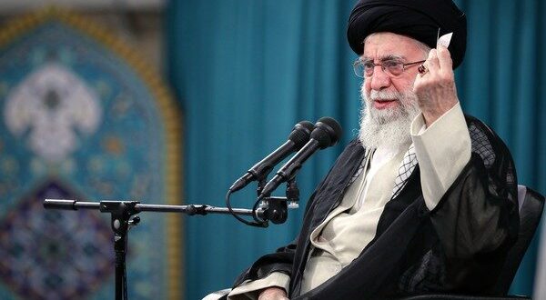 رهبر انقلاب در دیدار مردم اصفهان: امریکایی ها و اروپایی ها، هیچ غلطی نمی توانند بکنند/بساط شرارت، بدون شک، جمع خواهد شد / هدف دشمن، متزلزل کردن ارکان اقتدار نظام است