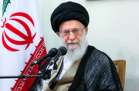 رهبر انقلاب : انگلیسی‌ها ضدیّت با دین ، روحانیت و حجاب را در ایران راه انداختند / واقعاً خدا به ملّت ایران رحم کرد که این انقلاب رخ داد